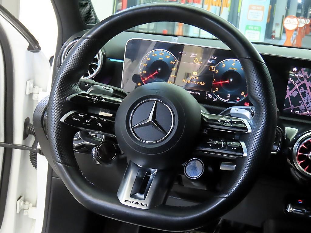 벤츠 A 클래스 A클래스 W177 AMG A45 4MATIC+ 해치백 이미지 8