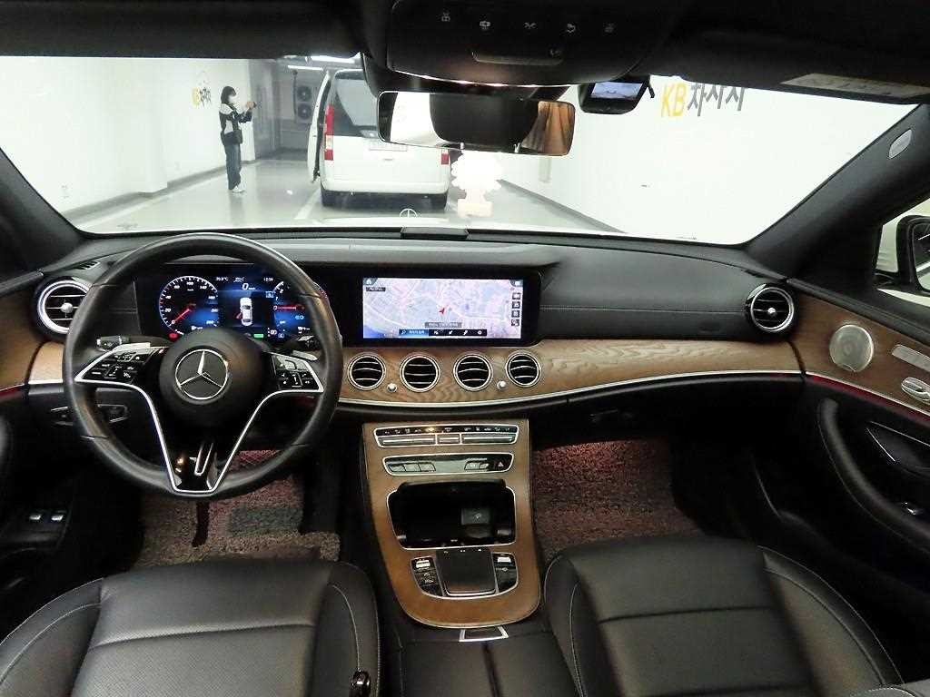 벤츠 E 클래스 E-클래스 W213 E300e 4MATIC 익스클루시브 이미지 6