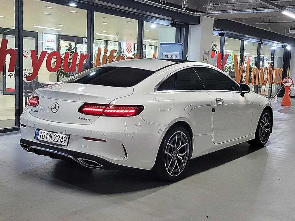 벤츠 E 클래스 E-클래스 W213 E300d 4MATIC 쿠페 이미지 4