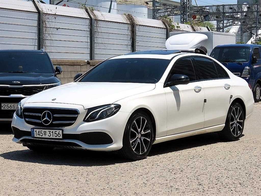 벤츠 E 클래스 E-클래스 W213 E220d 아방가르드 이미지 2