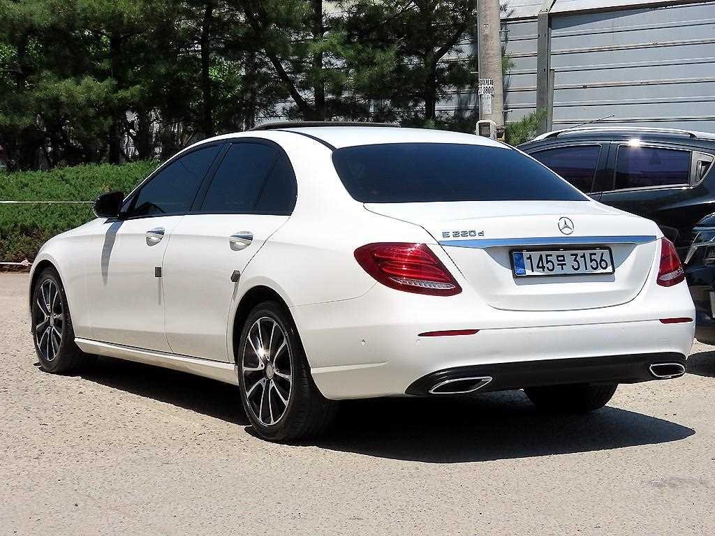 벤츠 E 클래스 E-클래스 W213 E220d 아방가르드 이미지 3