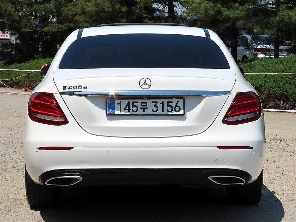 벤츠 E 클래스 E-클래스 W213 E220d 아방가르드 이미지 4