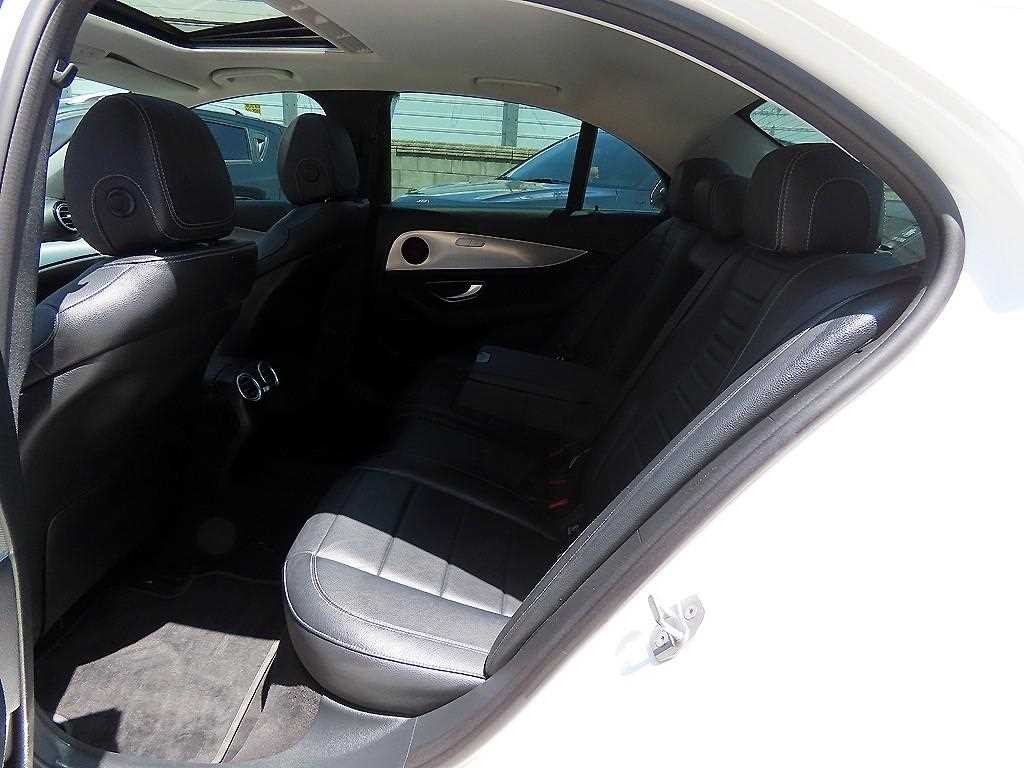 벤츠 E 클래스 E-클래스 W213 E220d 아방가르드 이미지 6