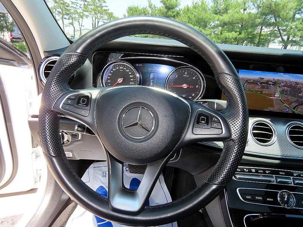 벤츠 E 클래스 E-클래스 W213 E220d 아방가르드 이미지 8