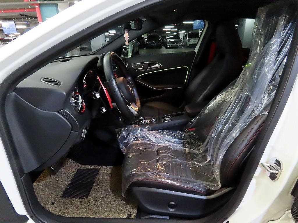 벤츠 A 클래스 A클래스 W176 A45 AMG 4MATIC 이미지 6