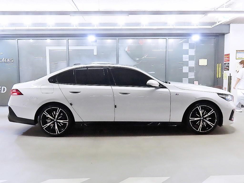 BMW 5시리즈 5시리즈 (G60) 530i xDrive M 스포츠 이미지 3
