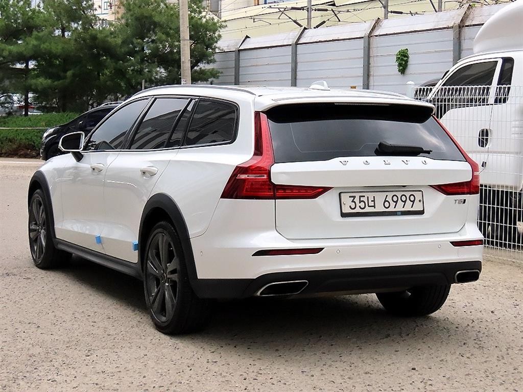 볼보 V60 V60 크로스 컨트리 2세대 2.0 T5 프로 AWD 이미지 3
