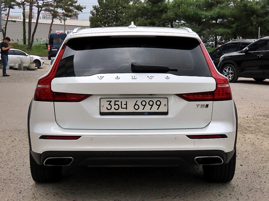 볼보 V60 V60 크로스 컨트리 2세대 2.0 T5 프로 AWD 이미지 4