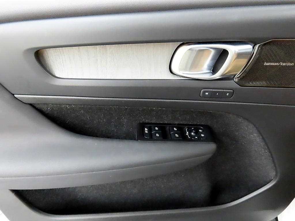 볼보 XC40 B4 AWD 인스크립션 이미지 11