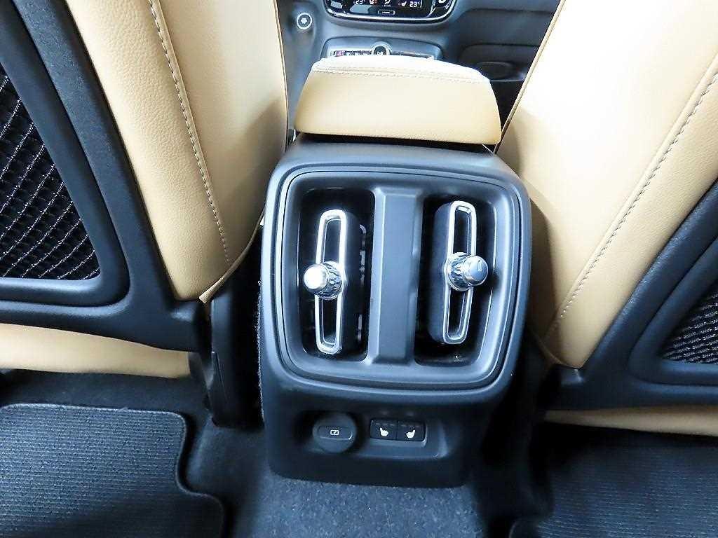 볼보 XC40 B4 AWD 인스크립션 이미지 12