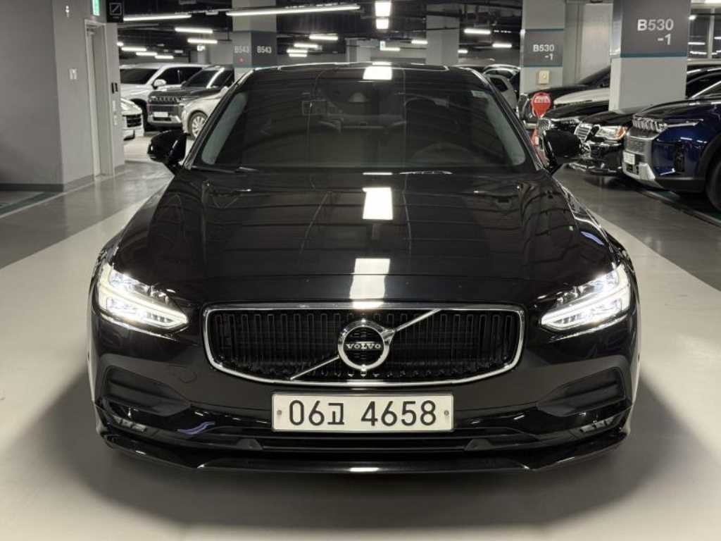 볼보 S90 D4 모멘텀 이미지 1