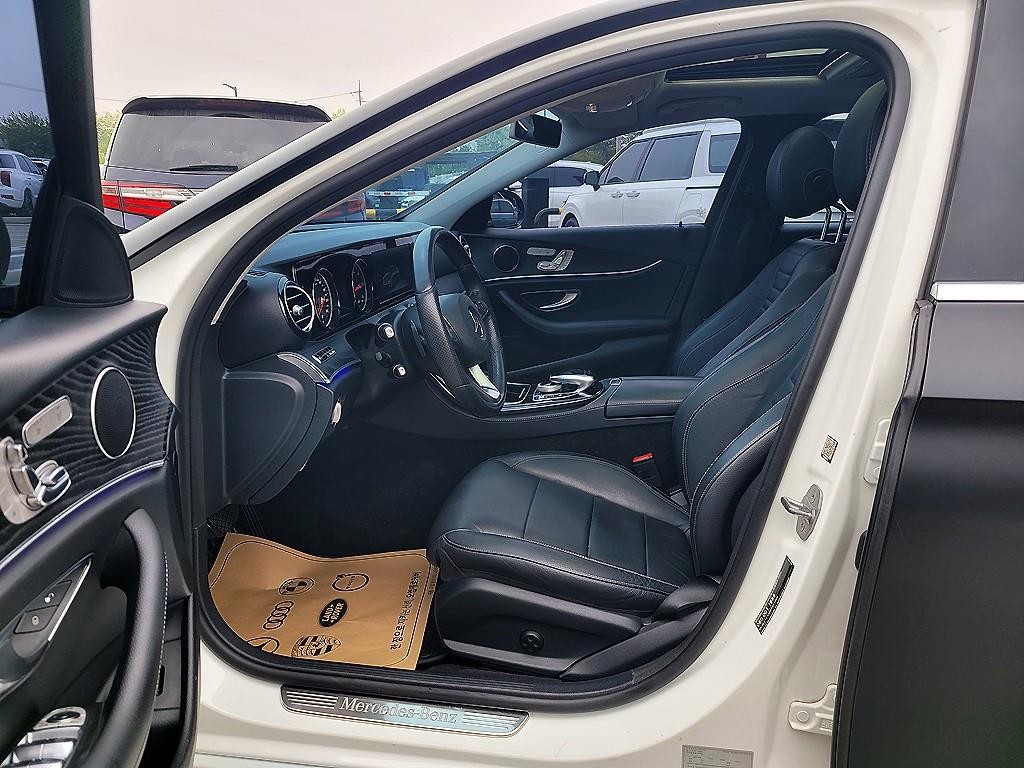 벤츠 E 클래스 E-클래스 W213 E220d 아방가르드 이미지 6