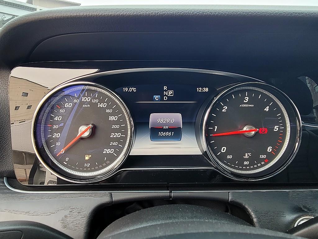 벤츠 E 클래스 E-클래스 W213 E220d 아방가르드 이미지 9