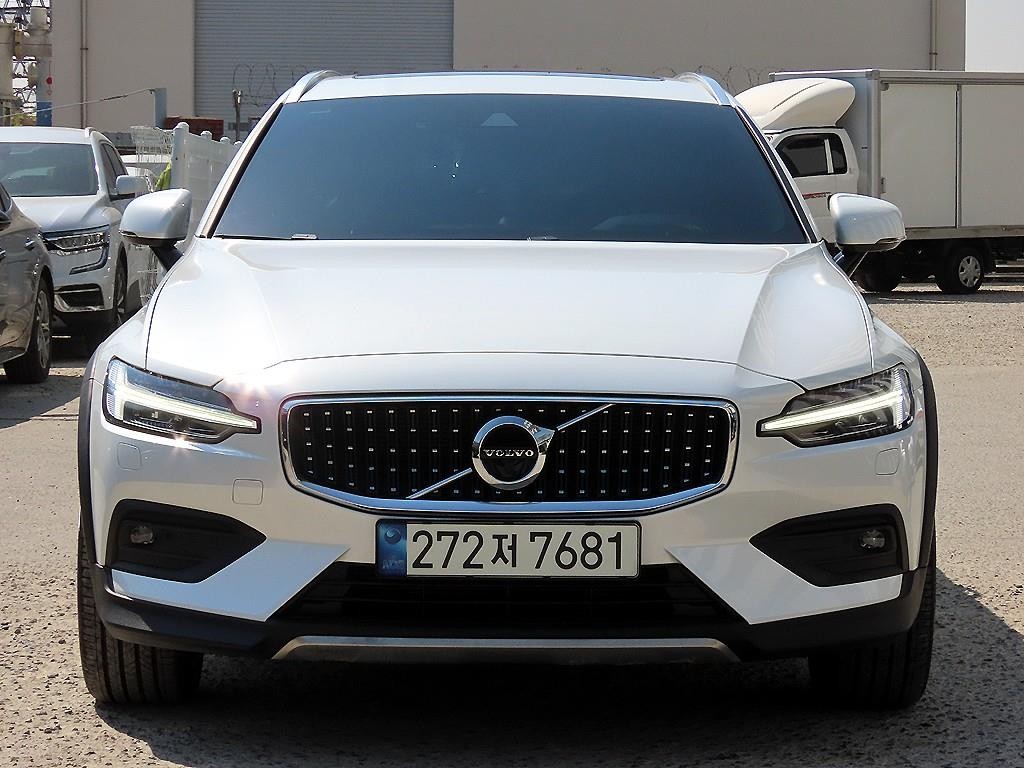 볼보 V60 V60 크로스 컨트리 2세대 2.0 B5 프로 AWD 이미지 1