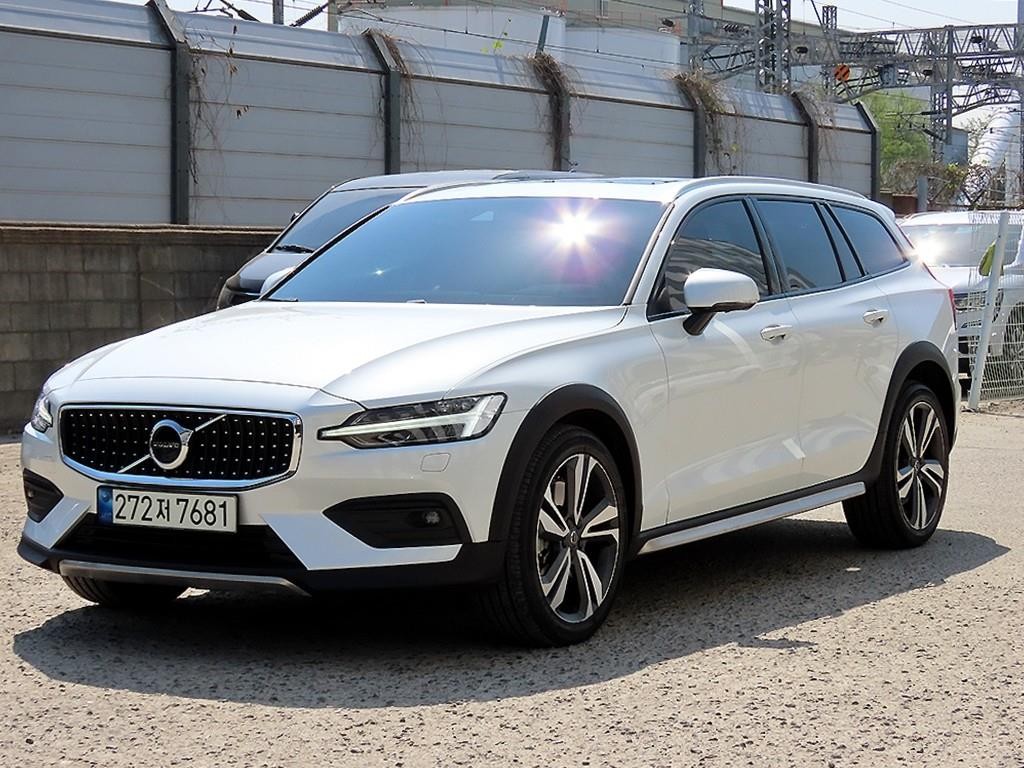 볼보 V60 V60 크로스 컨트리 2세대 2.0 B5 프로 AWD 이미지 2