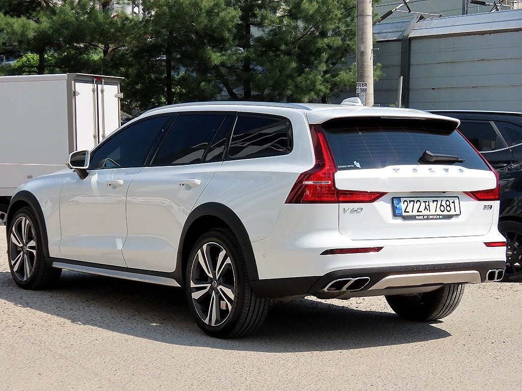 볼보 V60 V60 크로스 컨트리 2세대 2.0 B5 프로 AWD 이미지 3