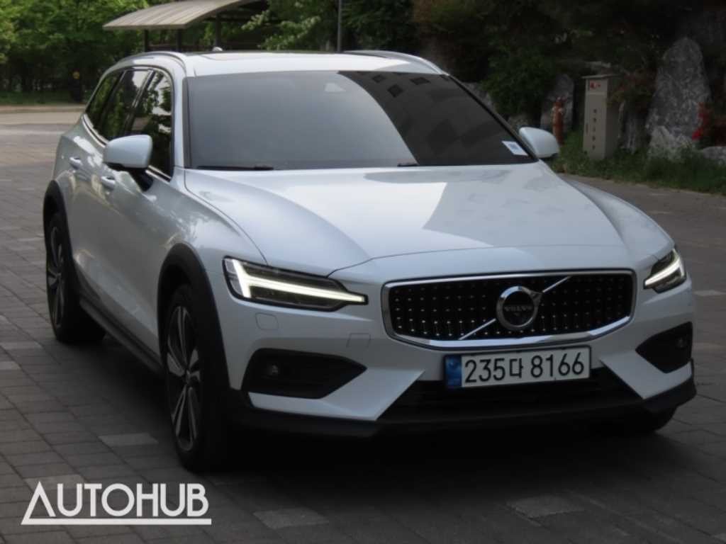 볼보 V60 V60 크로스 컨트리 2세대 2.0 B5 프로 AWD 이미지 2