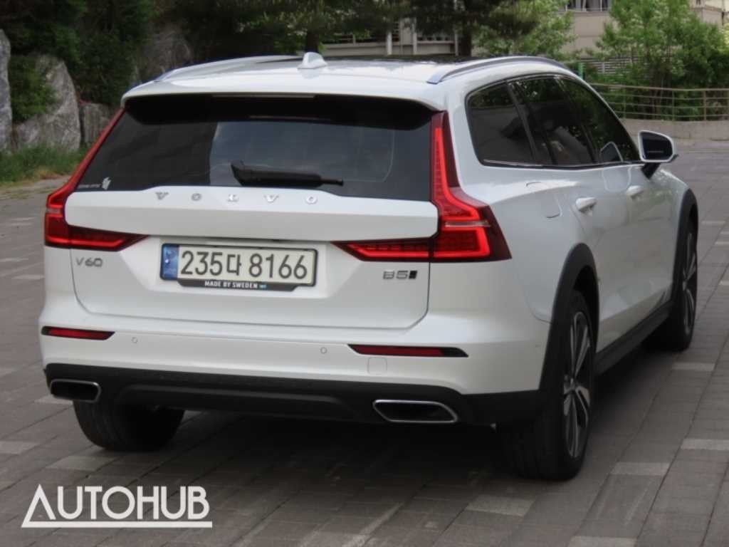 볼보 V60 V60 크로스 컨트리 2세대 2.0 B5 프로 AWD 이미지 3