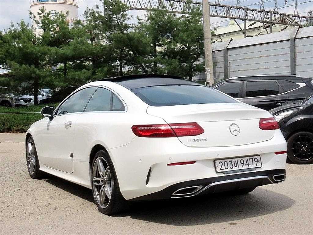 벤츠 E 클래스 E-클래스 W213 E220d 쿠페 이미지 3