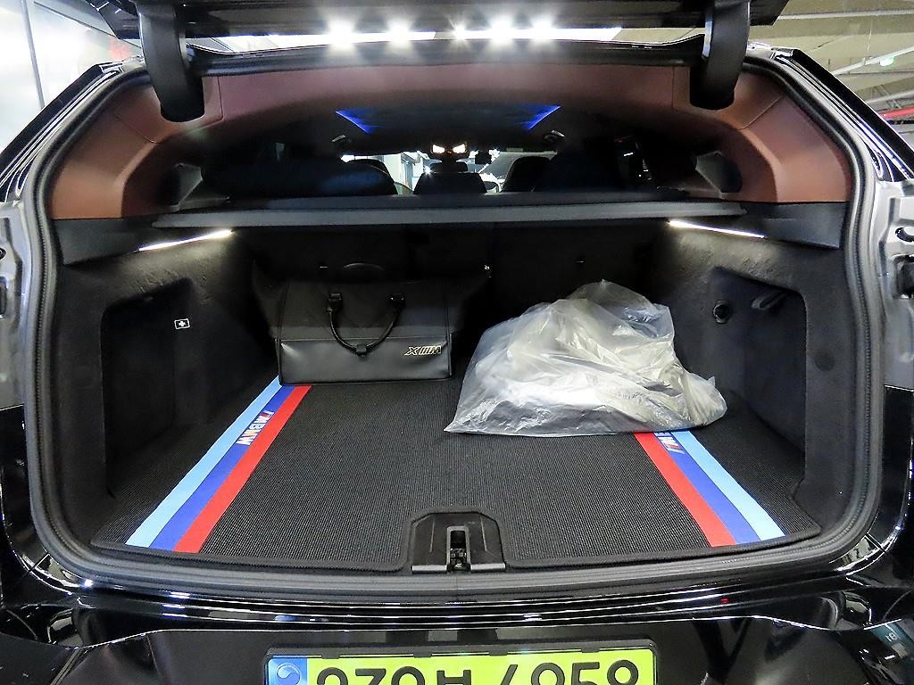 BMW XM XM (G09) 4.4 V8 PHEV 하이글로스 쉐도우 라인 이미지 17