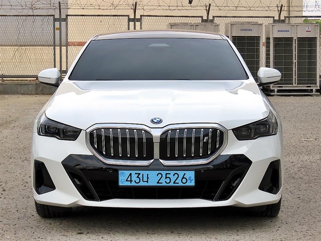BMW i5 eDrive 40 M 스포츠 이미지 1