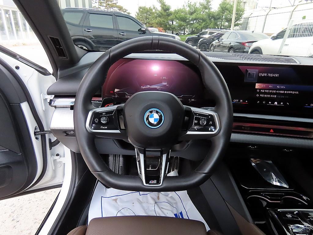 BMW i5 eDrive 40 M 스포츠 이미지 8