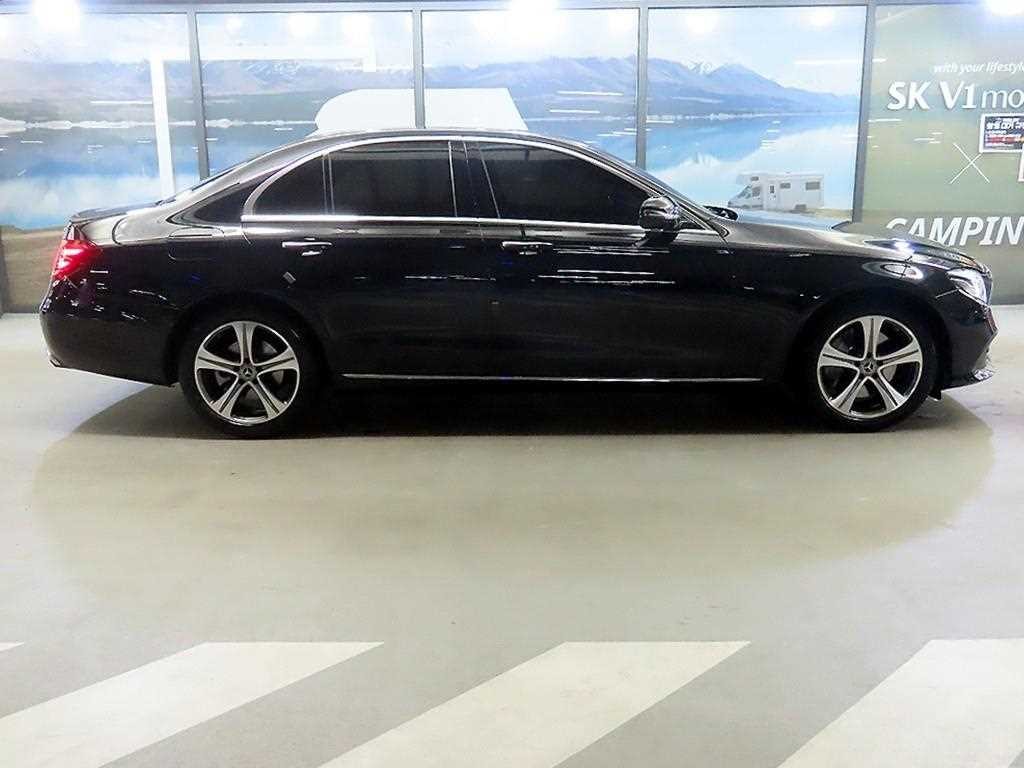 벤츠 E 클래스 E-클래스 W213 E300 4MATIC 아방가르드 이미지 3