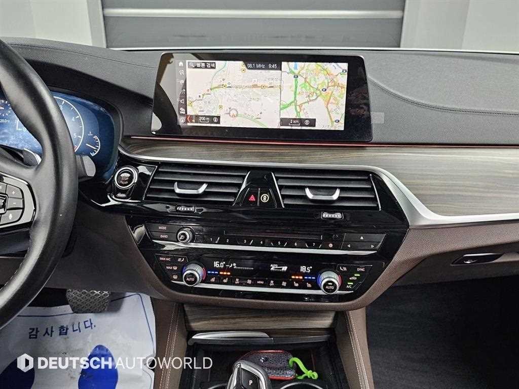 BMW 5시리즈 5시리즈 (G30) 520d xDrive 럭셔리 플러스 이미지 14