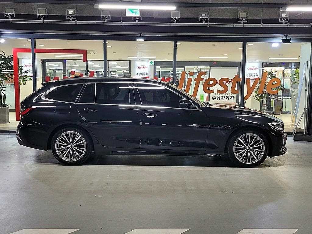 BMW 3시리즈 3시리즈 (G20) 320i 투어링 M 스포츠 이미지 3