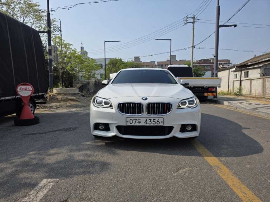 BMW 5시리즈 5시리즈 (F10) 530d xDrive M 에어로 다이나믹 이미지 1