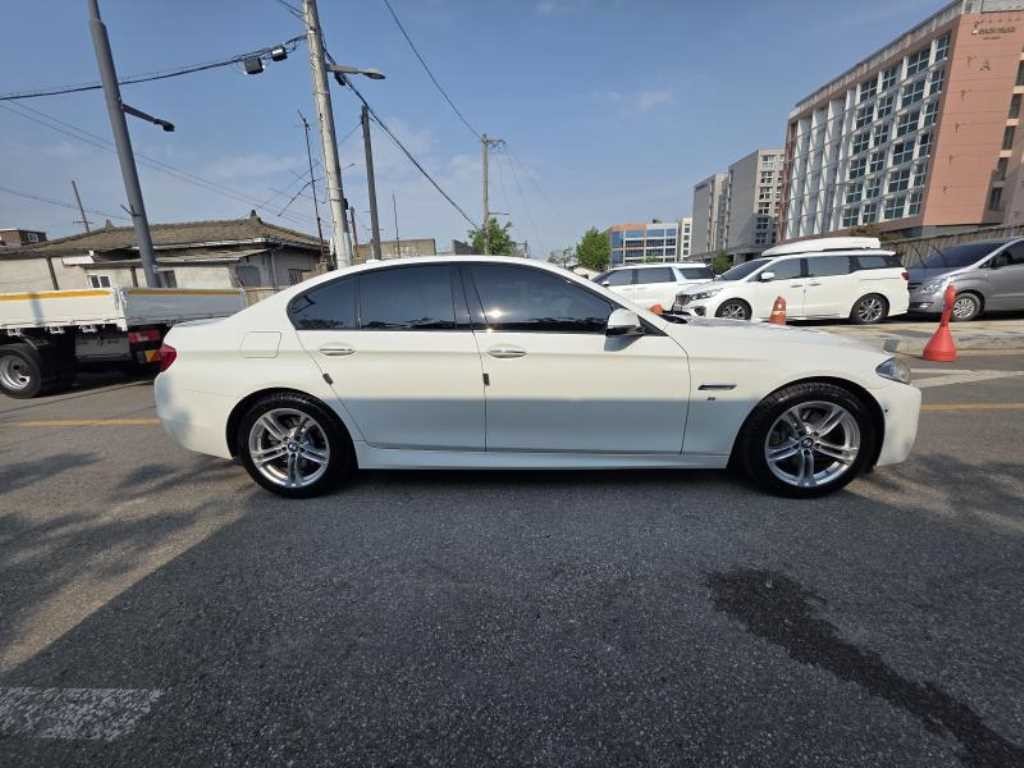 BMW 5시리즈 5시리즈 (F10) 530d xDrive M 에어로 다이나믹 이미지 2