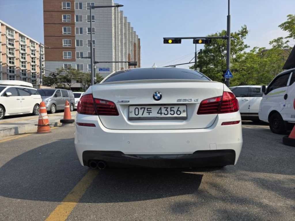 BMW 5시리즈 5시리즈 (F10) 530d xDrive M 에어로 다이나믹 이미지 4