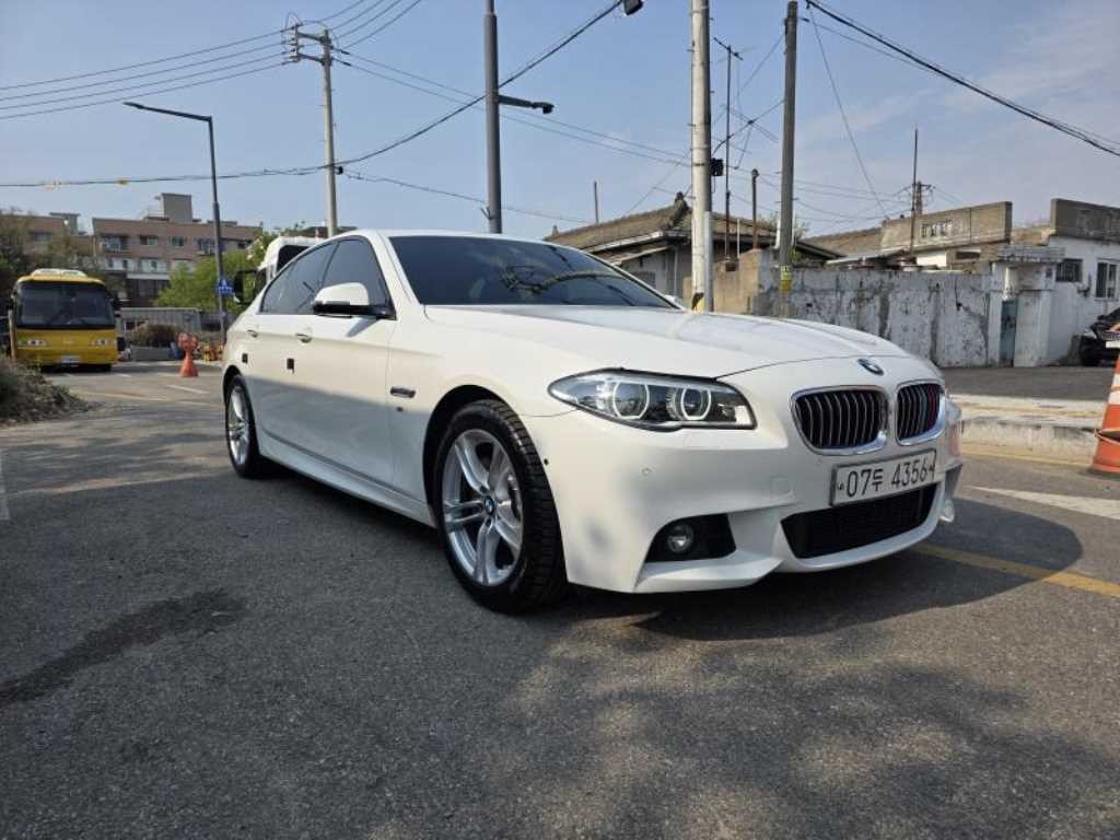 BMW 5시리즈 5시리즈 (F10) 530d xDrive M 에어로 다이나믹 이미지 5