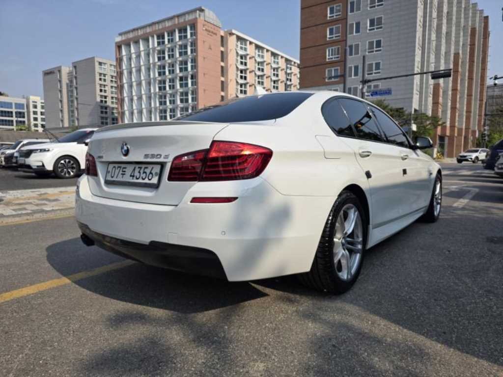 BMW 5시리즈 5시리즈 (F10) 530d xDrive M 에어로 다이나믹 이미지 8