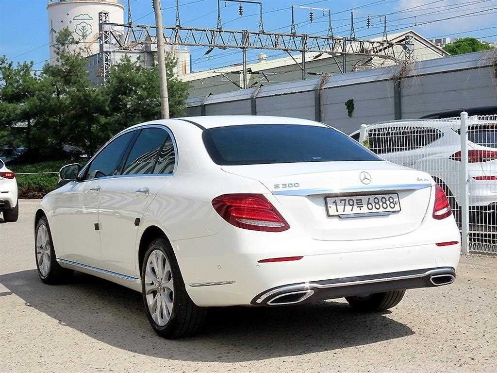 벤츠 E 클래스 E-클래스 W213 E300 4MATIC 익스클루시브 이미지 3