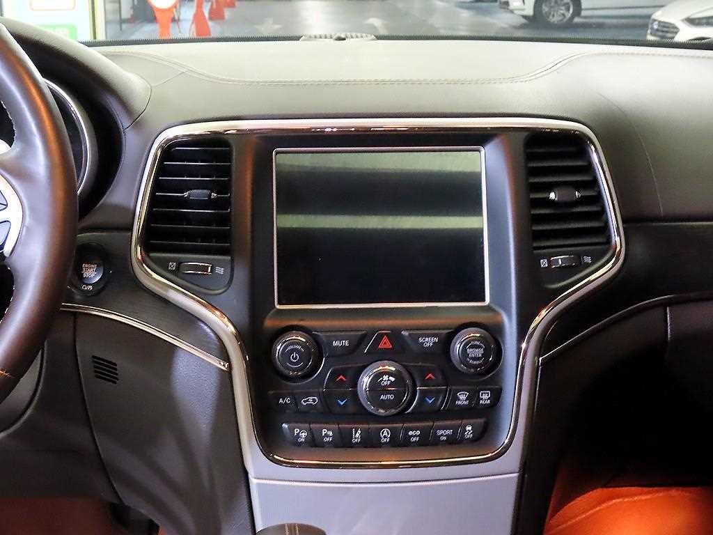 지프 체로키 그랜드 체로키 3.0 디젤 오버랜드 서밋 WK2 이미지 11