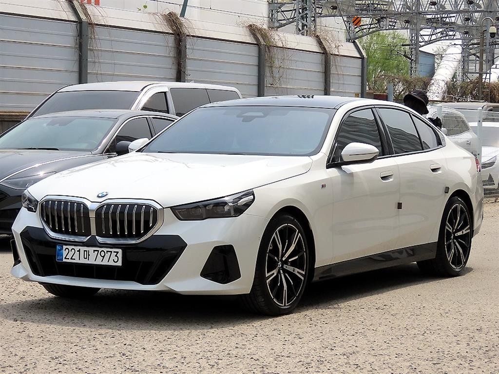 BMW 5시리즈 5시리즈 (G60) 530i xDrive M 스포츠 이미지 2