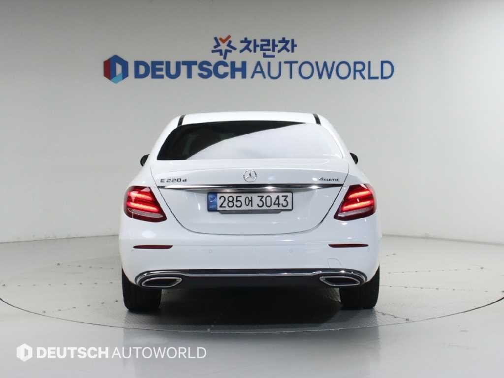 벤츠 E 클래스 E-클래스 W213 E220d 4MATIC 아방가르드 이미지 4
