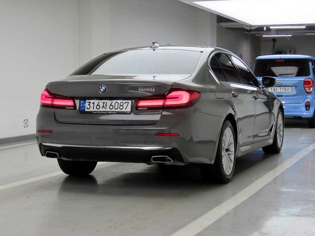 BMW 5시리즈 5시리즈 (G30) 520i M 스포츠 이미지 3