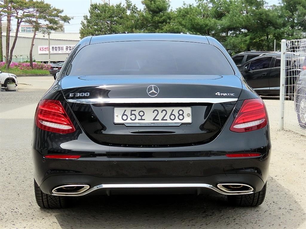 벤츠 E 클래스 E-클래스 W213 E300 4MATIC AMG LINE 이미지 4