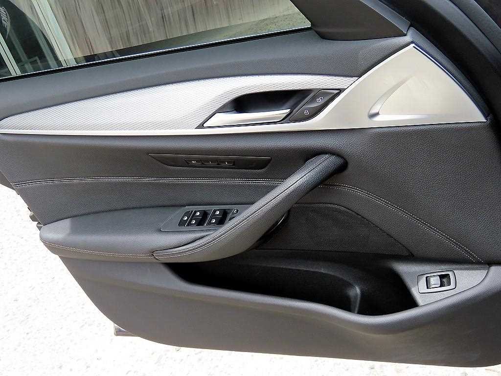 BMW 5시리즈 5시리즈 (G30) 530i xDrive M 스포츠 이미지 12