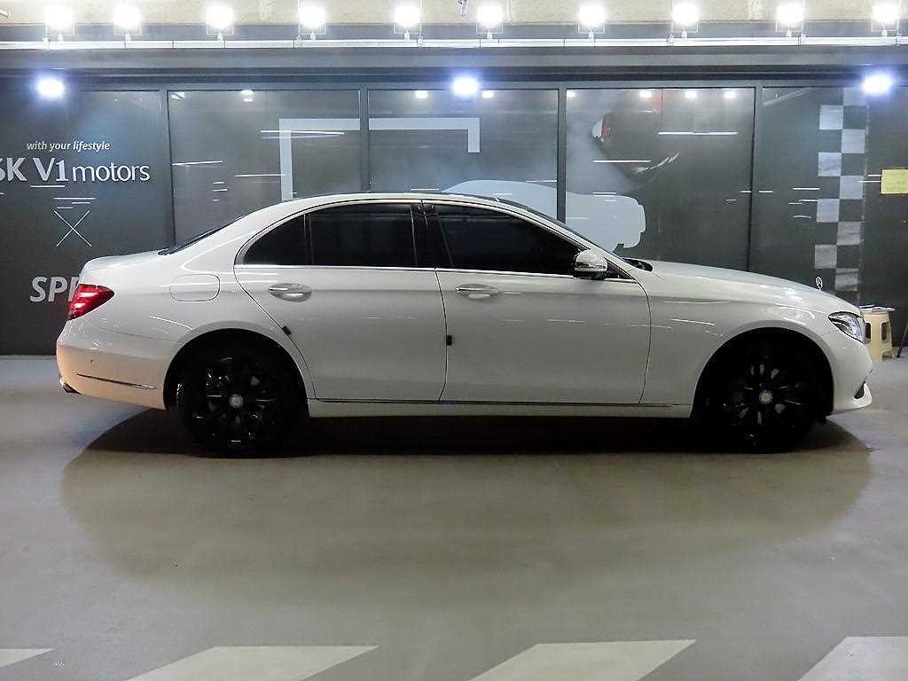 벤츠 E 클래스 E-클래스 W213 E300 4MATIC 익스클루시브 이미지 3