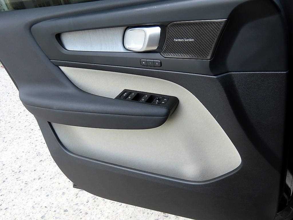 볼보 XC40 B4 AWD 얼티메이트 브라이트 이미지 11
