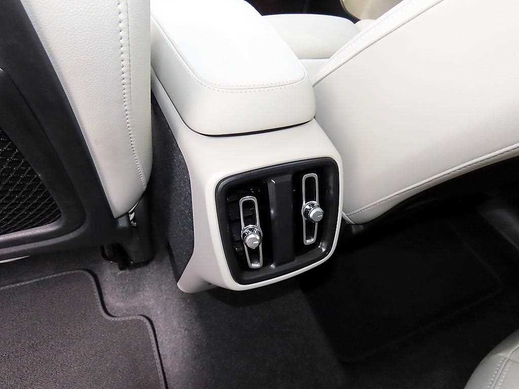 볼보 XC40 B4 AWD 얼티메이트 브라이트 이미지 16