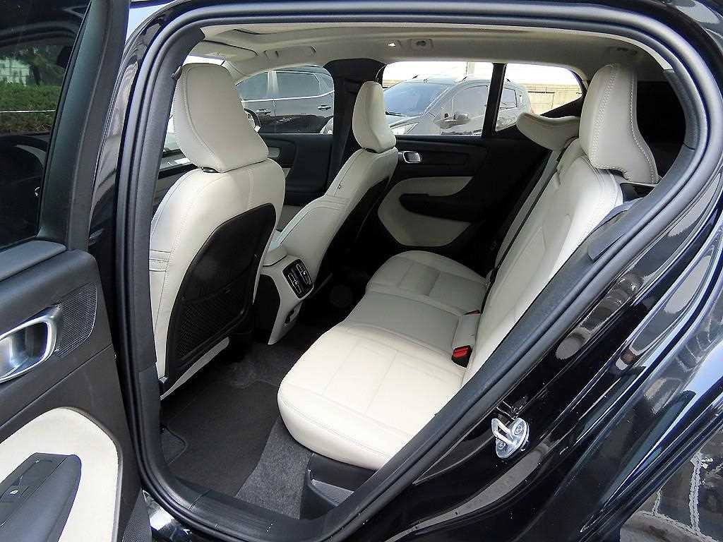 볼보 XC40 B4 AWD 얼티메이트 브라이트 이미지 6
