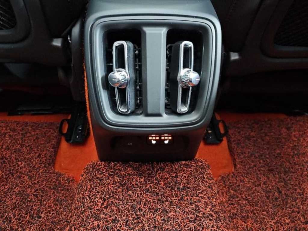 볼보 XC40 T4 4WD R-디자인 이미지 17