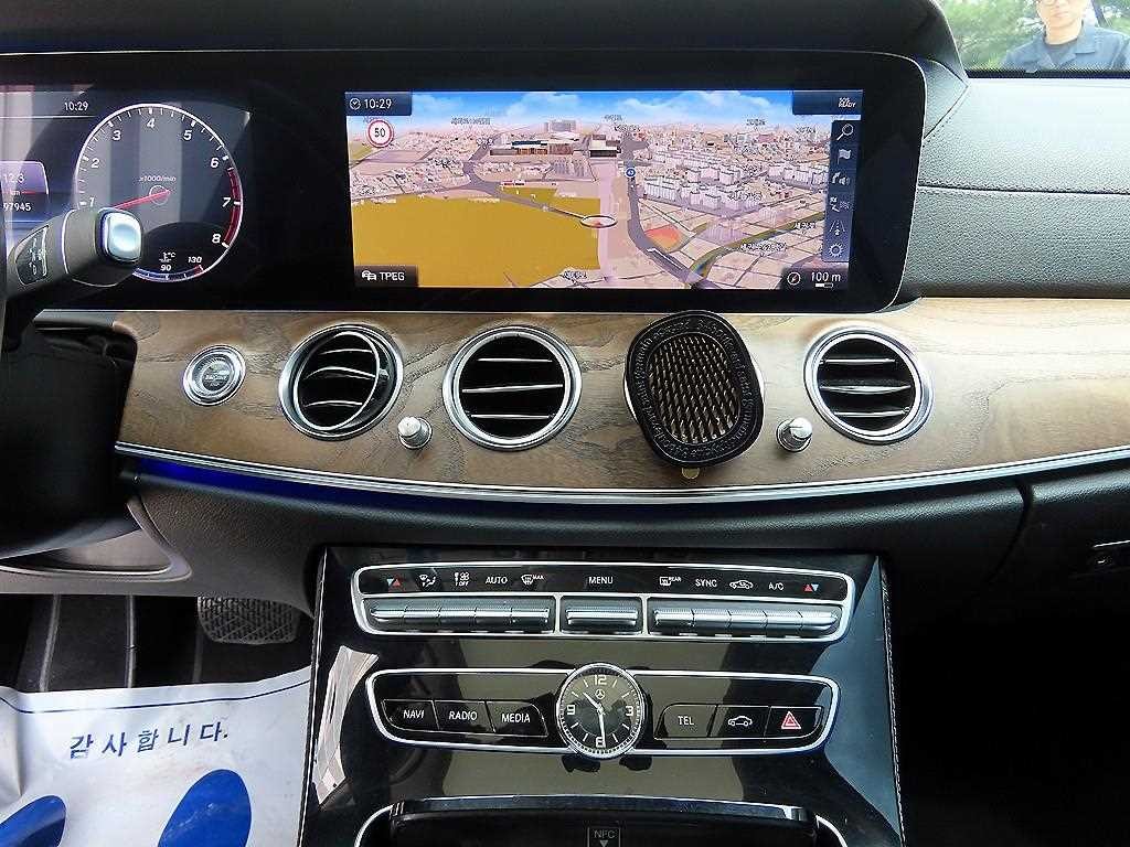 벤츠 E 클래스 E-클래스 W213 E300 4MATIC 익스클루시브 이미지 15