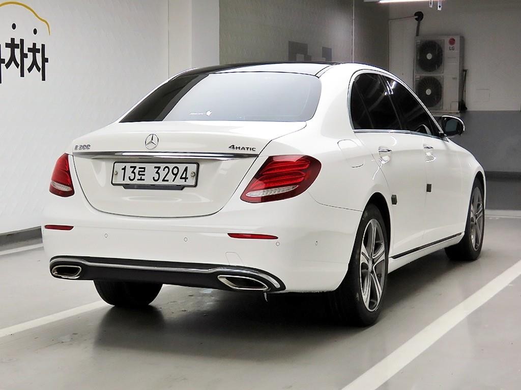 벤츠 E 클래스 E-클래스 W213 E300 4MATIC 아방가르드 이미지 4