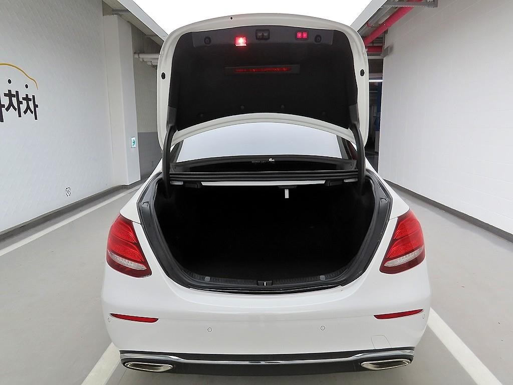 벤츠 E 클래스 E-클래스 W213 E300 4MATIC 아방가르드 이미지 5