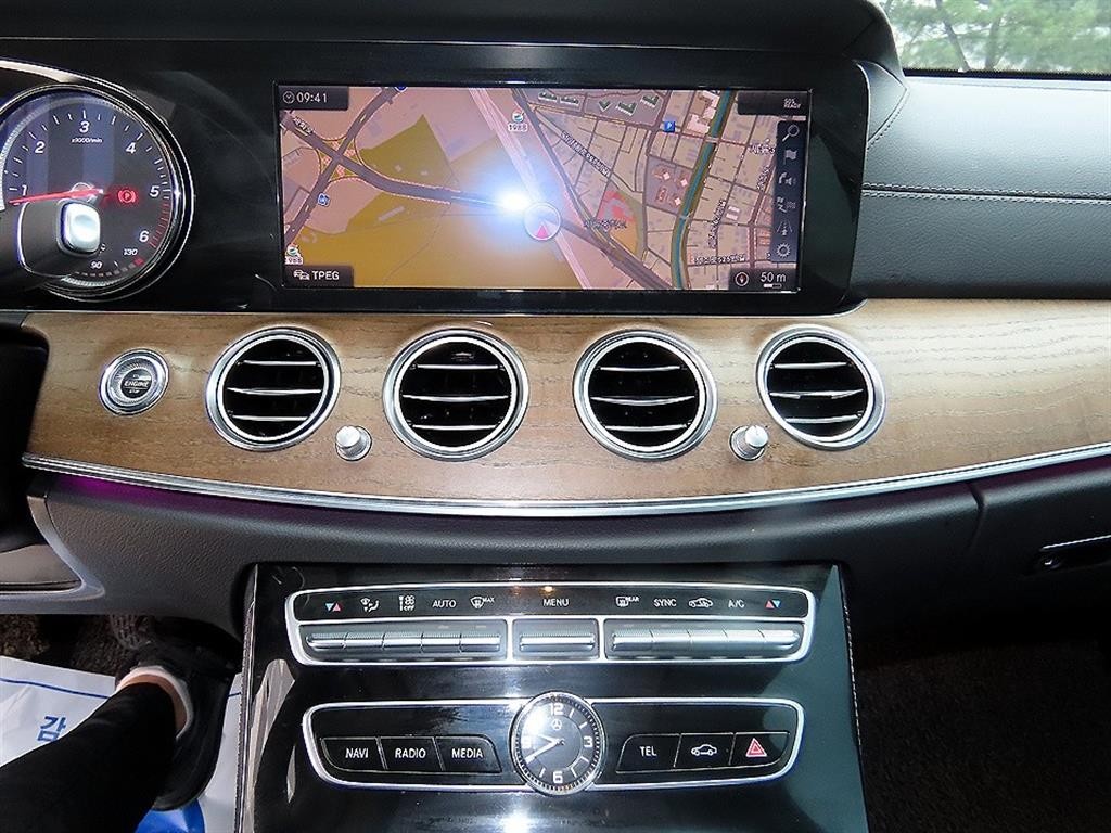 벤츠 E 클래스 E-클래스 W213 E220d 4MATIC 익스클루시브 이미지 14